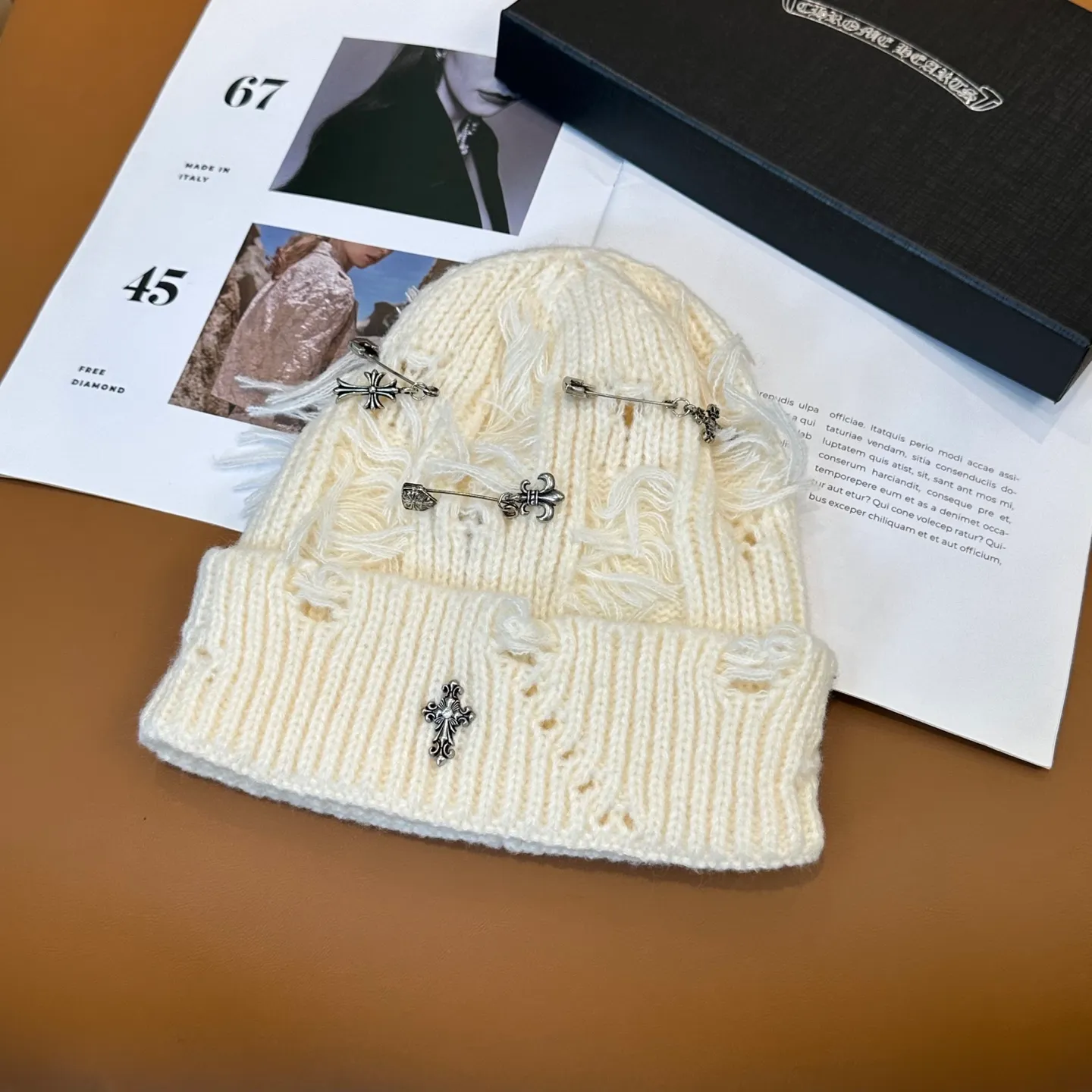 P60 🤍Chrome hearts new autumn and winter cross knitted hat🧶 One of the must-have hats in autumn and winter~ It really looks good on whoever wears it~, it is also a perfect match in black and white and gray in autumn~